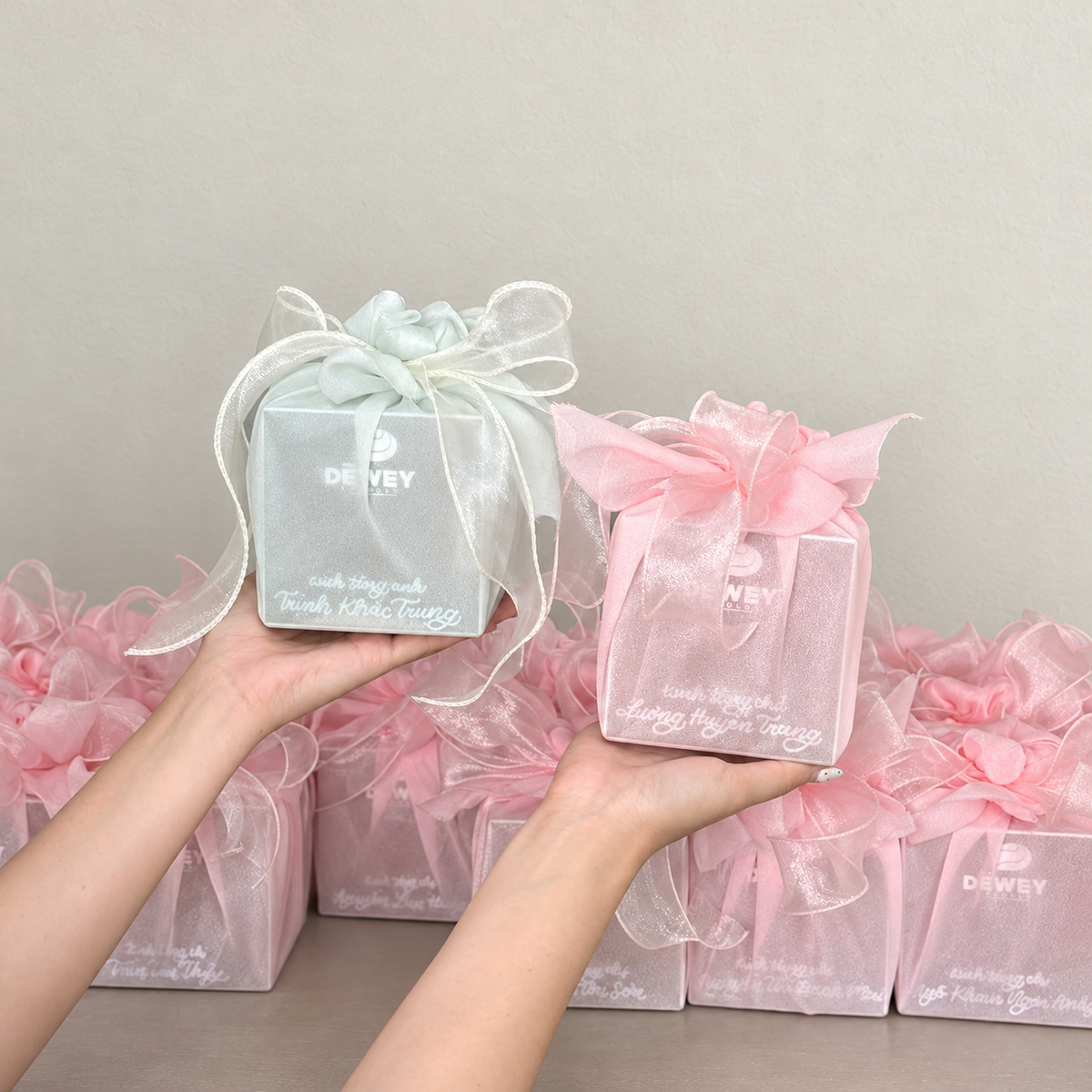Món quà được gói trong voan lụa
